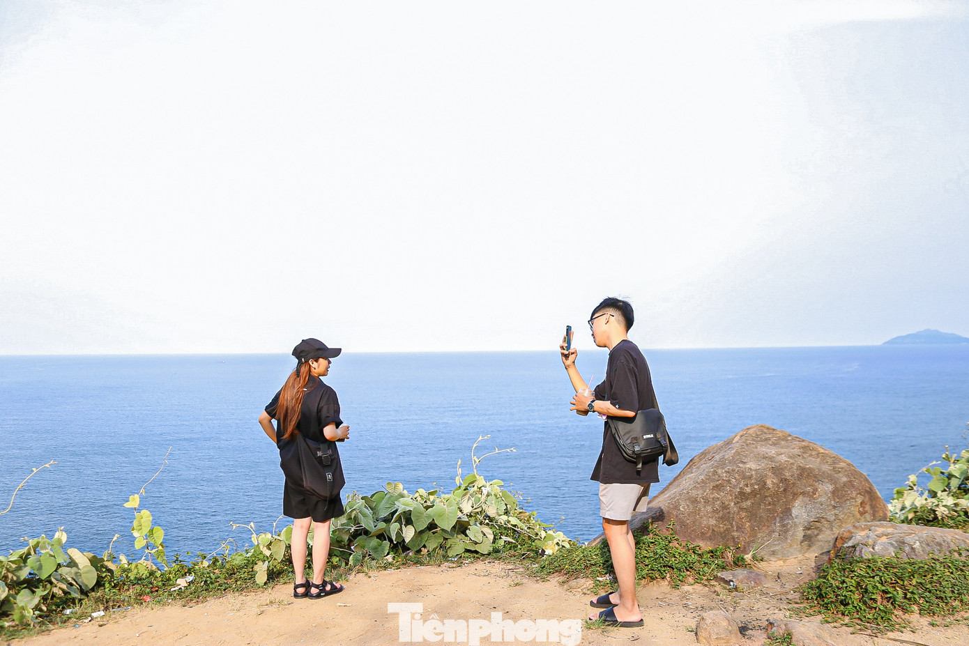 Nhiều bạn trẻ chọn bán đảo Sơn Trà là nơi hóng mát, check-in vào mỗi dịp cuối tuần.