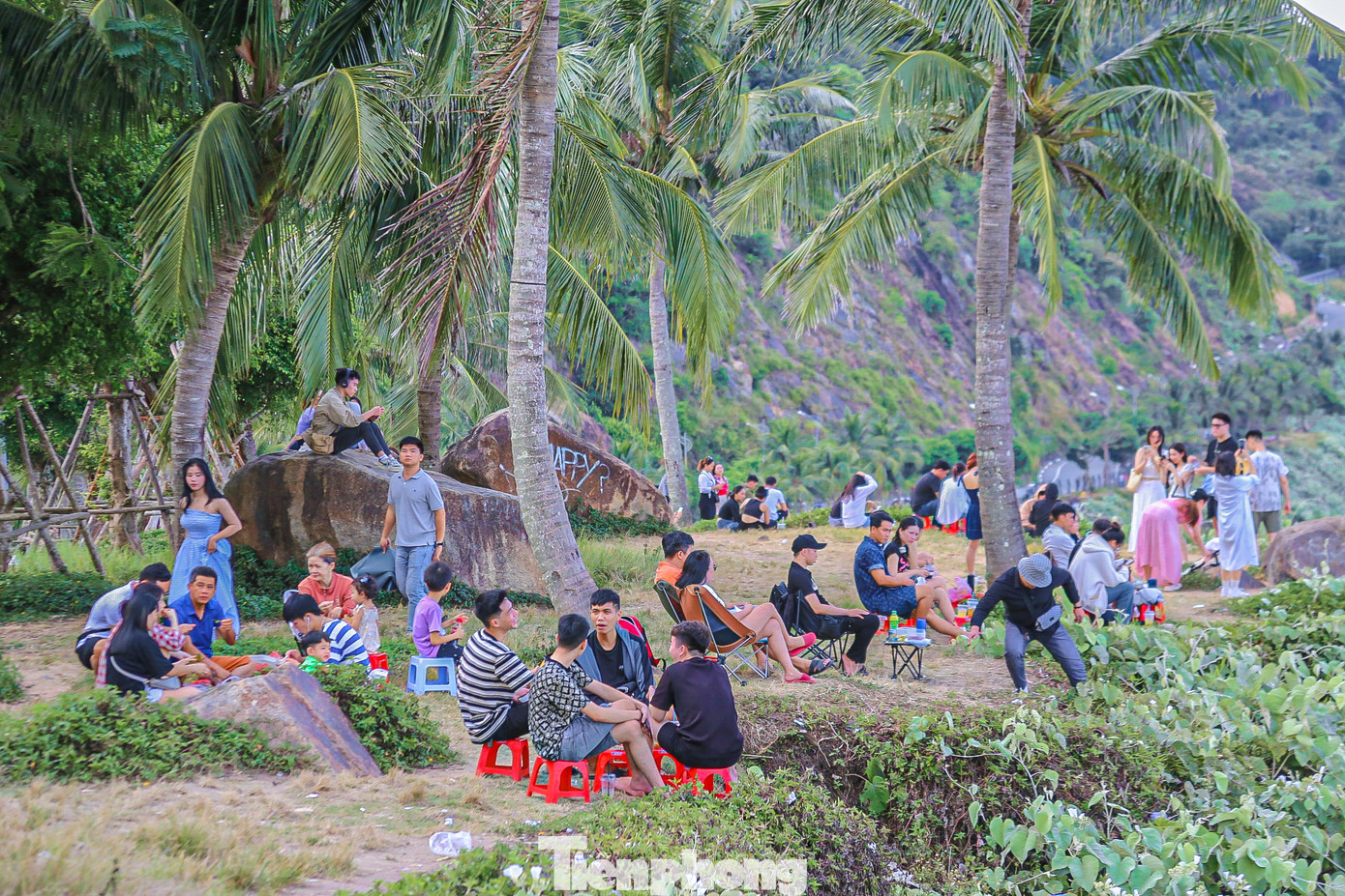 Để tránh nắng nóng gay gắt của mùa hè, hàng trăm người dân và du khách lên bán đảo Sơn Trà để tham quan, hóng mát.