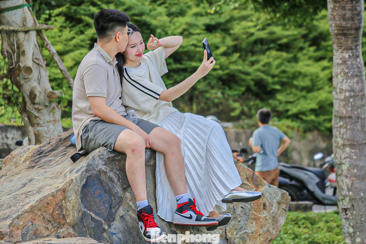 Nhiều bạn trẻ chọn bán đảo Sơn Trà là nơi hóng mát, check-in vào mỗi dịp cuối tuần.