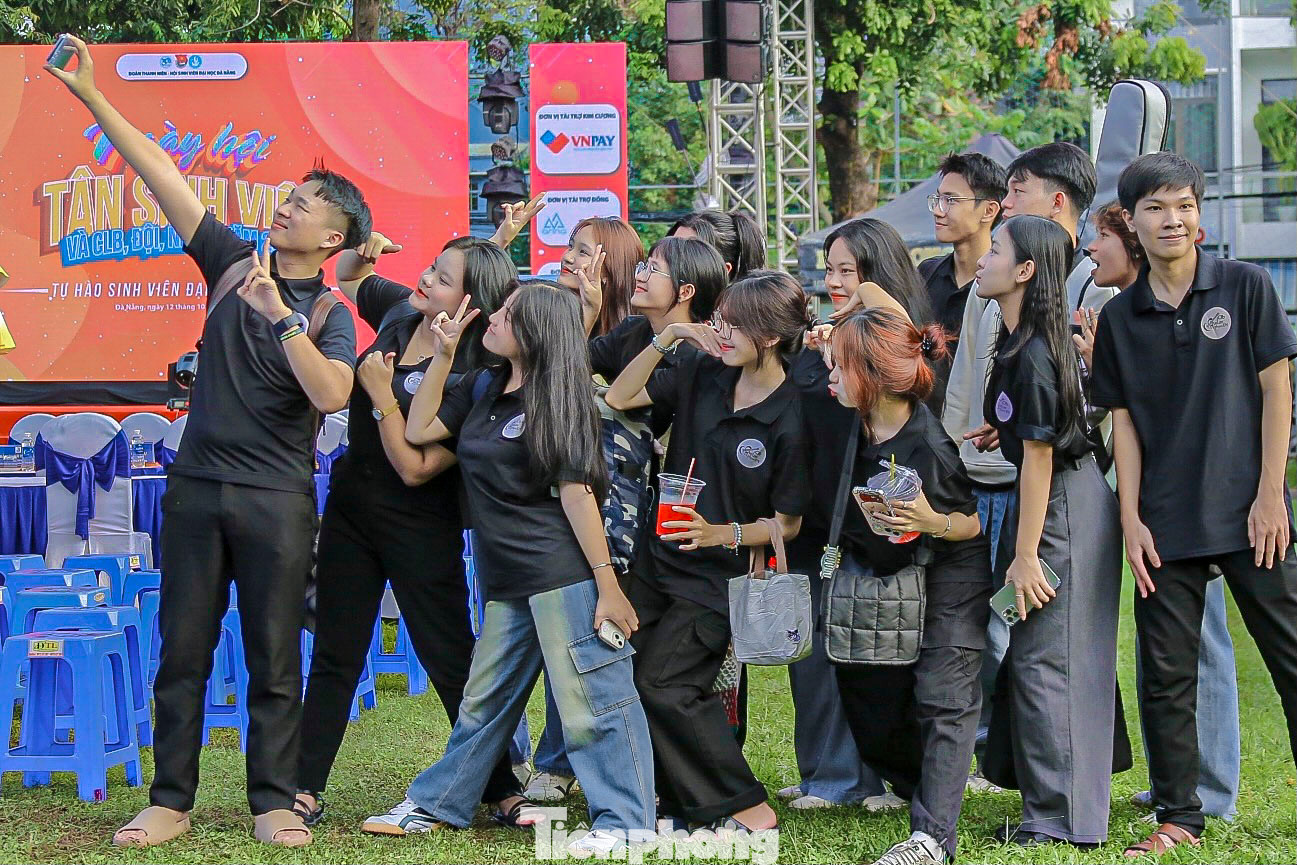 Đông đảo sinh viên hào hứng trong ngày hội tân sinh viên.