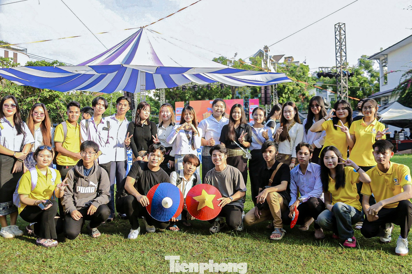 Đông đảo sinh viên hào hứng trong ngày hội tân sinh viên.