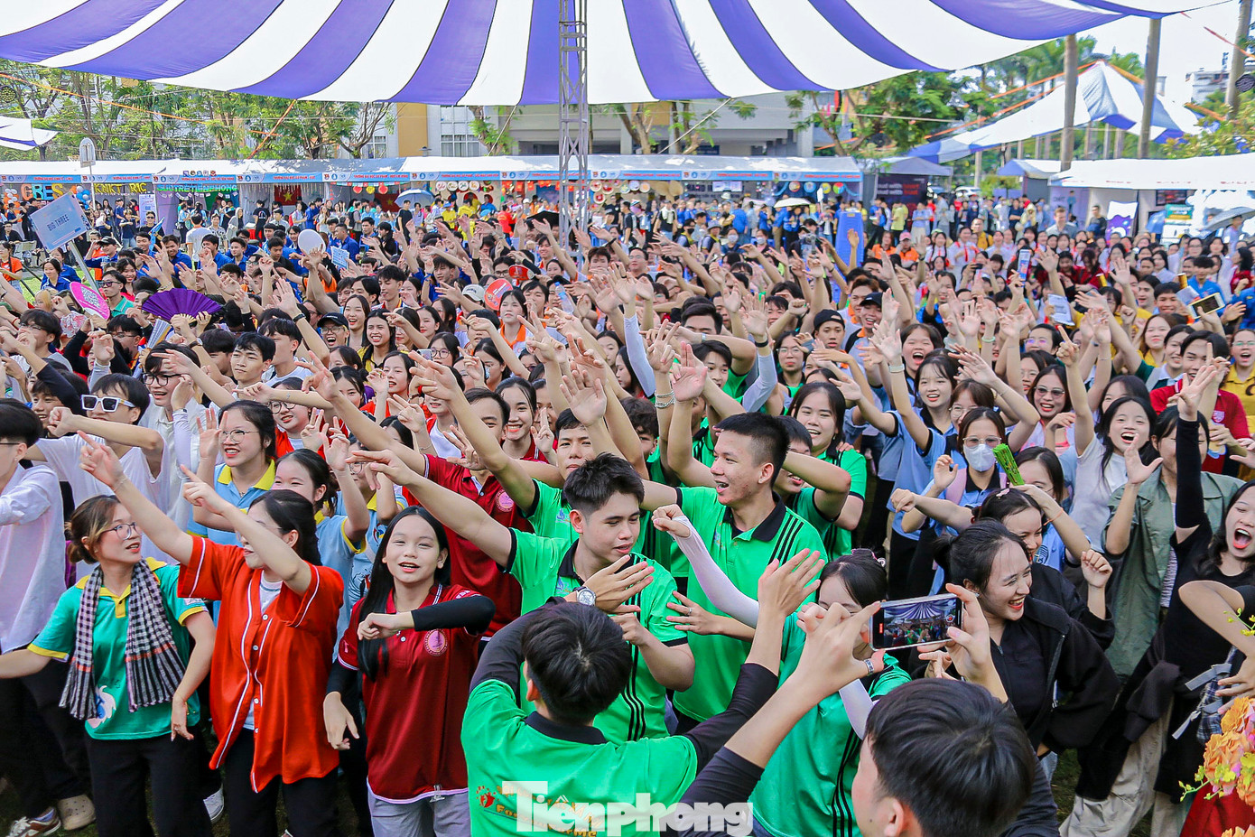 Những màn trình diễn đầy màu sắc, góp phần tạo nên không khí bùng nổ và đầy ấn tượng trong Ngày hội tân sinh viên.