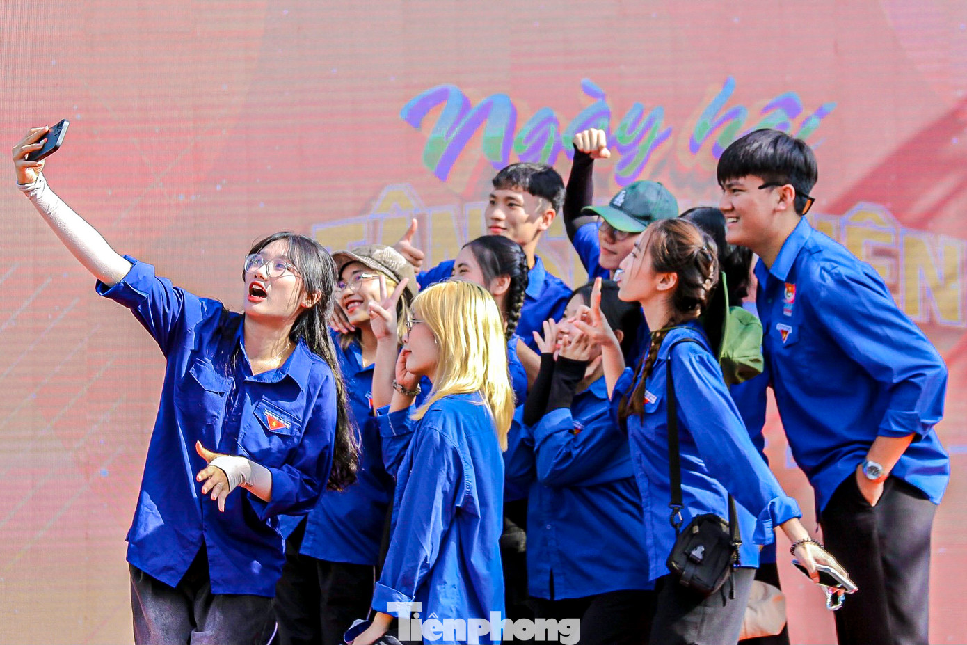 Đông đảo sinh viên hào hứng trong ngày hội tân sinh viên.