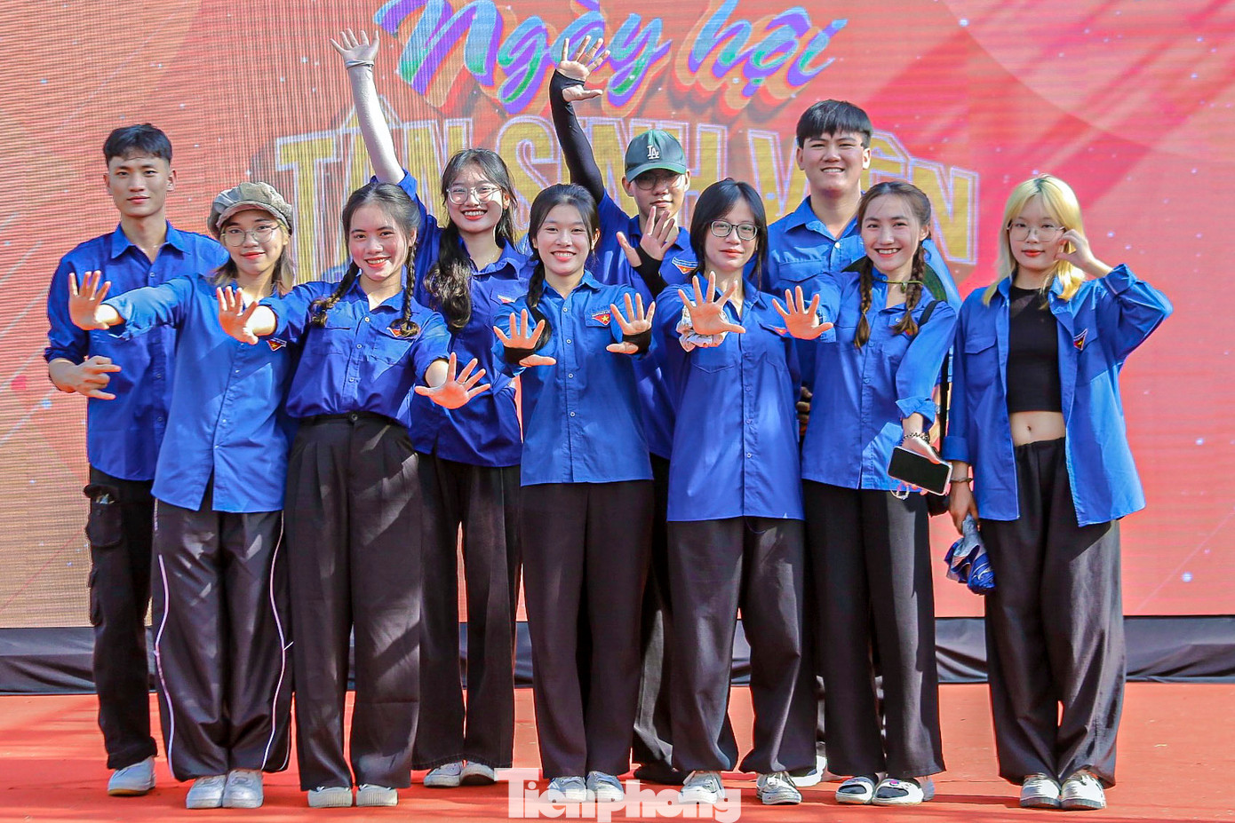 Đông đảo sinh viên hào hứng trong ngày hội tân sinh viên.