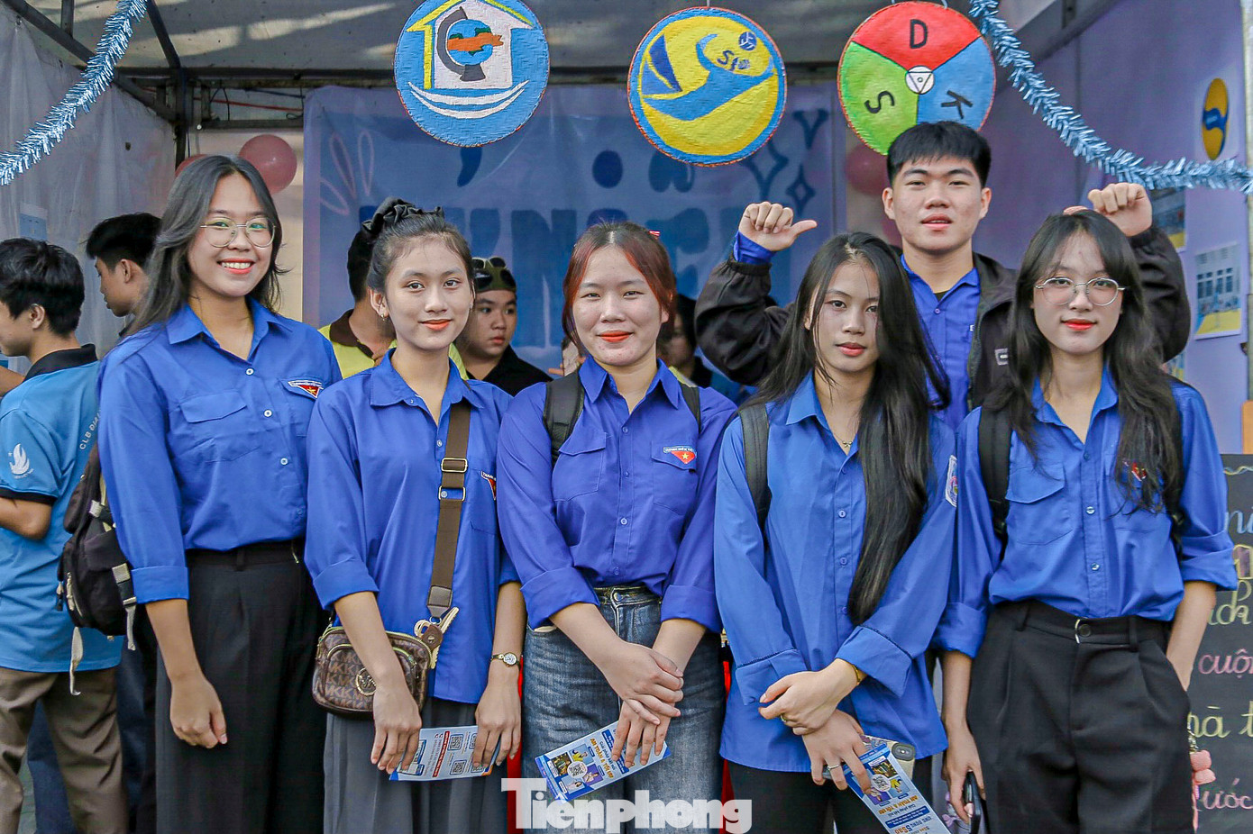 Nguyễn Thị Hoài Thương - sinh viên ĐH Sư Phạm Đà Nẵng cho biết, đến với Ngày hội tân sinh viên năm nay em cảm thấy rất vui, được giao lưu học hỏi kinh nghiệm từ anh chị đi trước. "Các gian hàng triển lãm được các anh chị khóa trước làm rất đẹp. Em cùng các bạn mình lần đầu được trải nghiệm, giao lưu, vui chơi trong không khí sôi động và hào hứng như thế này", Hoài Thương chia sẻ.