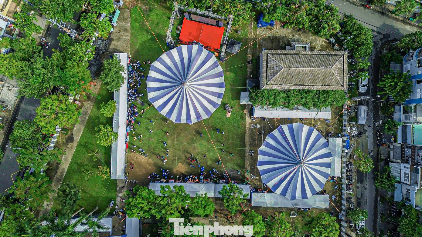 Không gian ngày hội