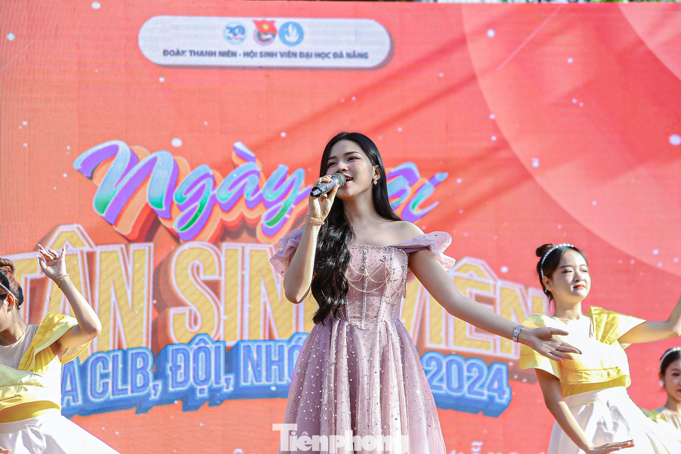 Những màn trình diễn đầy màu sắc, góp phần tạo nên không khí bùng nổ và đầy ấn tượng trong Ngày hội tân sinh viên.