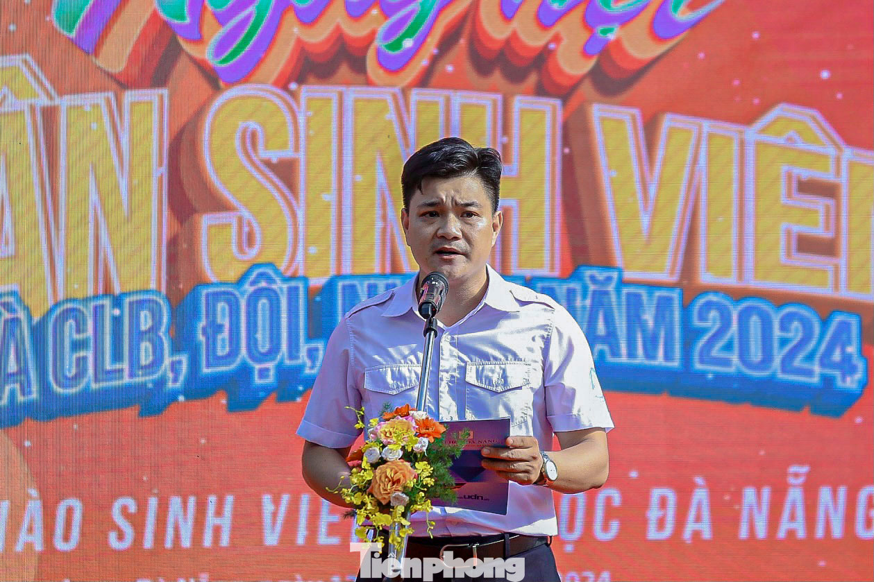 Anh Đỗ Lê Hưng Toàn - Phó Bí thư Đoàn thanh niên, Chủ tịch Hội sinh viên ĐH Đà Nẵng cho biết: Tôi rất vinh dự khi được chào đón tất cả các bạn sinh viên đến với Ngày hội tân sinh viên và câu lạc bộ đội nhóm ĐH Đà Nẵng năm 2024. Đây là hoạt động trong chuỗi sự kiện chào mừng 30 năm thành lập ĐH Đà Nẵng (1994 – 2024) và hướng đến kỷ niệm 30 năm thành lập Đoàn TNCS Hồ Chí Minh ĐHĐN (1995 – 2025).