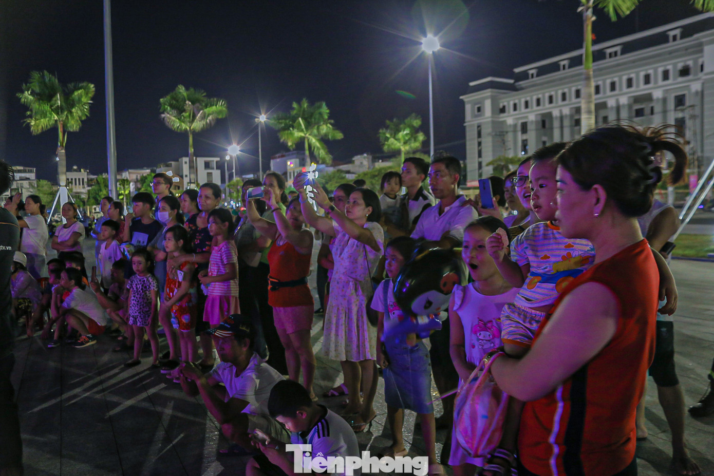 Rất đông người dân đến dự lễ khánh thành công trình nâng cấp, tôn tạo Đài tưởng niệm thành phố và xem trình diễn nhạc nước. Rất đông người dân đến dự lễ khánh thành công trình nâng cấp, tôn tạo Đài tưởng niệm thành phố và xem trình diễn nhạc nước.