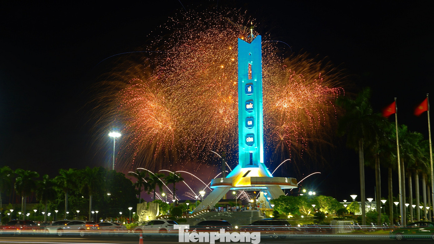 “Tôi mong muốn Đài tưởng niệm thành phố và Quảng trường 29 tháng 3 sẽ tiếp tục là một địa chỉ giáo dục truyền thống uống nước nhớ nguồn, vun đắp khát vọng xây dựng đất nước, xây dựng thành phố ngày càng phát triển. Đồng thời sẽ là nơi để người dân, du khách đến vui chơi, thư giãn với nhiều hoạt động văn hóa, nghệ thuật, góp phần nâng cao đời sống tinh thần của người dân”, ông Lê Trung Chinh cho biết. “Tôi mong muốn Đài tưởng niệm thành phố và Quảng trường 29 tháng 3 sẽ tiếp tục là một địa chỉ giáo dục truyền thống uống nước nhớ nguồn, vun đắp khát vọng xây dựng đất nước, xây dựng thành phố ngày càng phát triển. Đồng thời sẽ là nơi để người dân, du khách đến vui chơi, thư giãn với nhiều hoạt động văn hóa, nghệ thuật, góp phần nâng cao đời sống tinh thần của người dân”, ông Lê Trung Chinh cho biết.