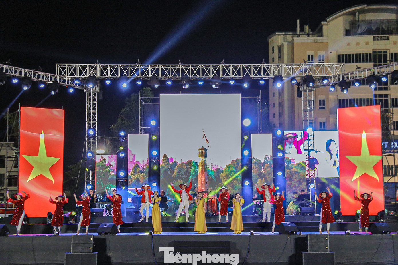 Chương trình nghệ thuật “Tình đất nước” và lễ khánh thành công trình nâng cấp, tôn tạo Đài tưởng niệm thành phố và cải tạo, mở rộng Quảng trường 29 tháng 3 là một sự kiện quan trọng chào mừng kỷ niệm 79 năm ngày Cách mạng tháng Tám và Quốc khánh 2/9. Chương trình nghệ thuật “Tình đất nước” và lễ khánh thành công trình nâng cấp, tôn tạo Đài tưởng niệm thành phố và cải tạo, mở rộng Quảng trường 29 tháng 3 là một sự kiện quan trọng chào mừng kỷ niệm 79 năm ngày Cách mạng tháng Tám và Quốc khánh 2/9.