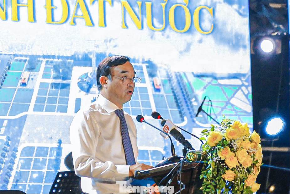 Ông Lê Trung Chinh, Chủ tịch UBND TP. Đà Nẵng cho biết: Dự án được thực hiện trong hơn 2 năm, là tình cảm, trách nhiệm và kết quả của sự nỗ lực, tinh thần vì sự phát triển của thành phố của Đảng bộ, chính quyền, nhân dân và doanh nghiệp thành phố. Ông Lê Trung Chinh, Chủ tịch UBND TP. Đà Nẵng cho biết: Dự án được thực hiện trong hơn 2 năm, là tình cảm, trách nhiệm và kết quả của sự nỗ lực, tinh thần vì sự phát triển của thành phố của Đảng bộ, chính quyền, nhân dân và doanh nghiệp thành phố.