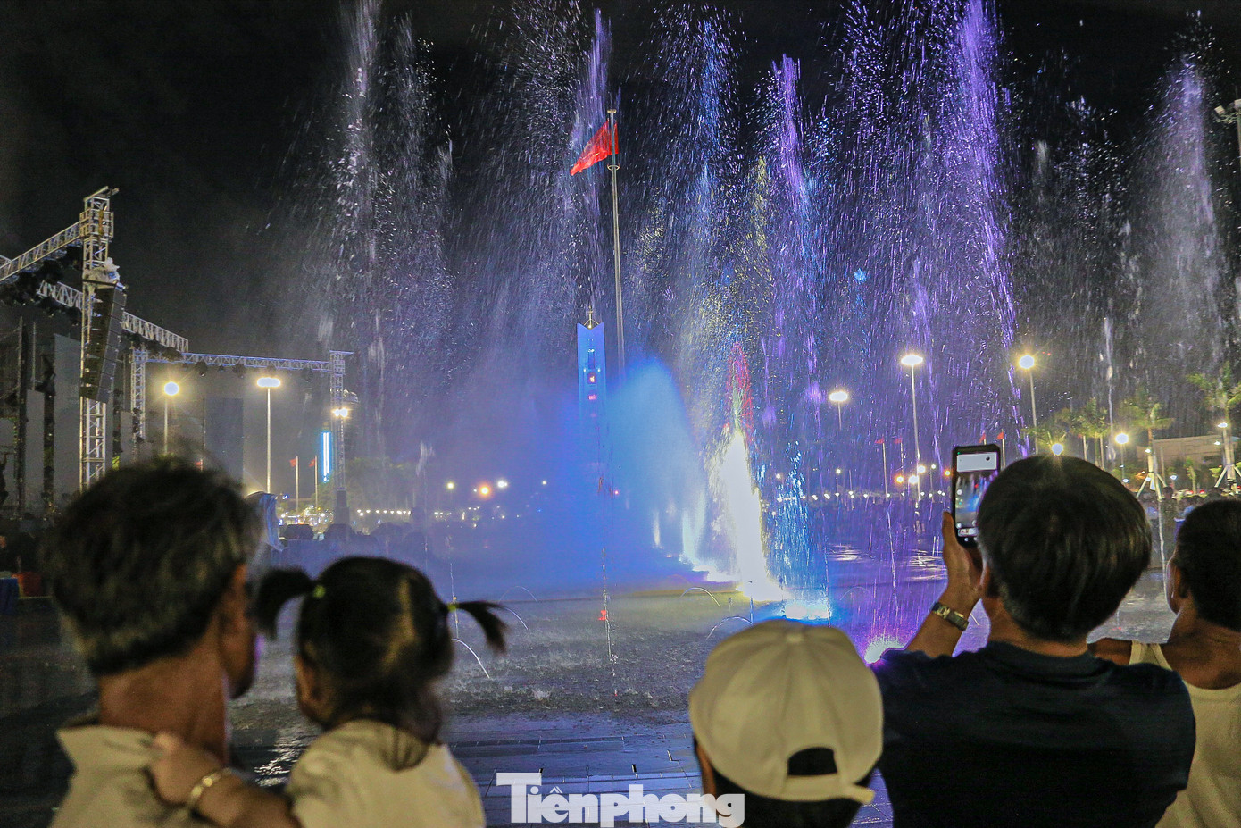 Rất đông người dân đến dự lễ khánh thành công trình nâng cấp, tôn tạo Đài tưởng niệm thành phố và xem trình diễn nhạc nước. Rất đông người dân đến dự lễ khánh thành công trình nâng cấp, tôn tạo Đài tưởng niệm thành phố và xem trình diễn nhạc nước.