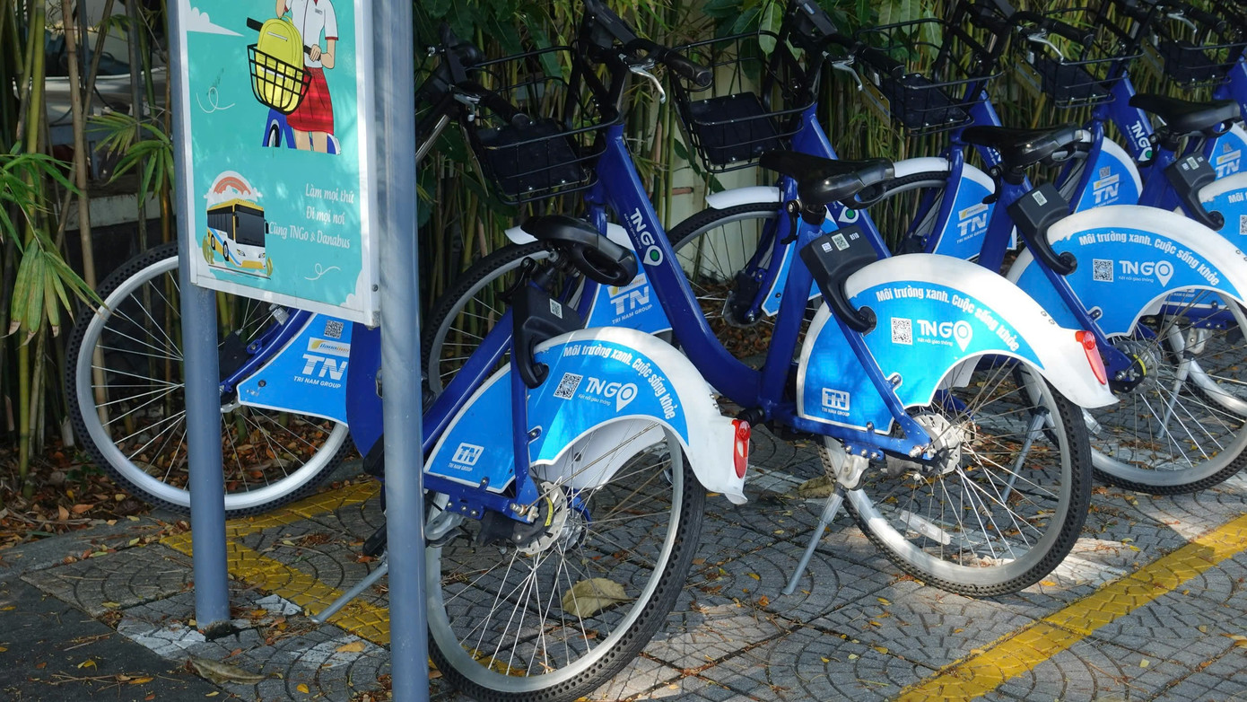 Nhiều xe đạp nằm phơi nắng phơi mưa, ngã đổ.