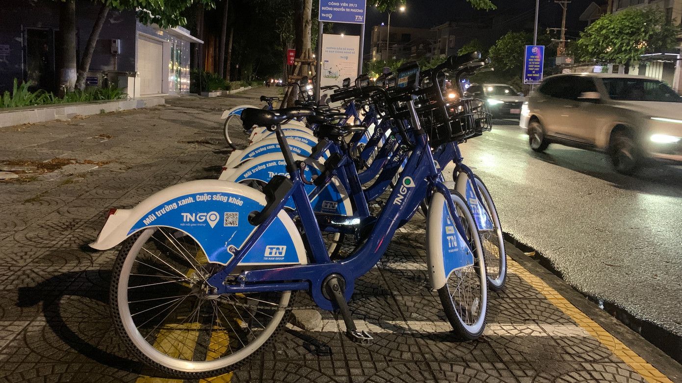 Nhiều xe đạp nằm phơi nắng phơi mưa, ngã đổ.