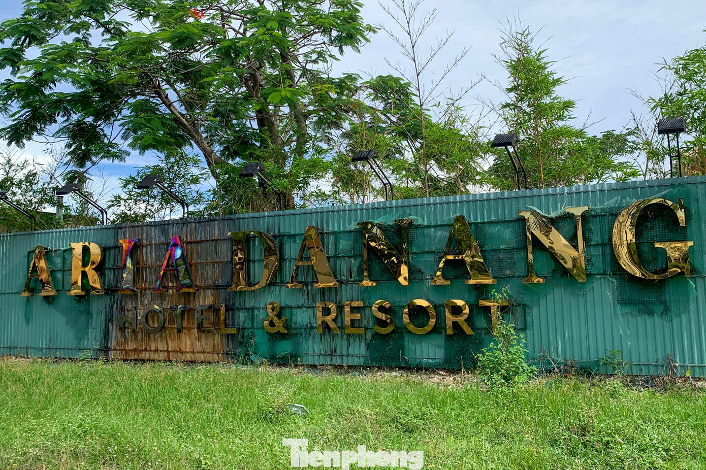 Đại diện UBND phường Hòa Hải (quận Ngũ Hành Sơn) cho biết, khu nghỉ dưỡng Aria Đà Nẵng đã bỏ hoang lâu nay và chưa có dấu hiệu hoạt động trở lại. “Hiện tại phường vẫn chưa nhận được thông báo khi nào dự án sẽ khởi động trở lại. Việc quản lý trật tự, an toàn tại khu nghỉ dưỡng này vẫn đang được đảm bảo”, vị này cho hay. Đại diện UBND phường Hòa Hải (quận Ngũ Hành Sơn) cho biết, khu nghỉ dưỡng Aria Đà Nẵng đã bỏ hoang lâu nay và chưa có dấu hiệu hoạt động trở lại. “Hiện tại phường vẫn chưa nhận được thông báo khi nào dự án sẽ khởi động trở lại. Việc quản lý trật tự, an toàn tại khu nghỉ dưỡng này vẫn đang được đảm bảo”, vị này cho hay.