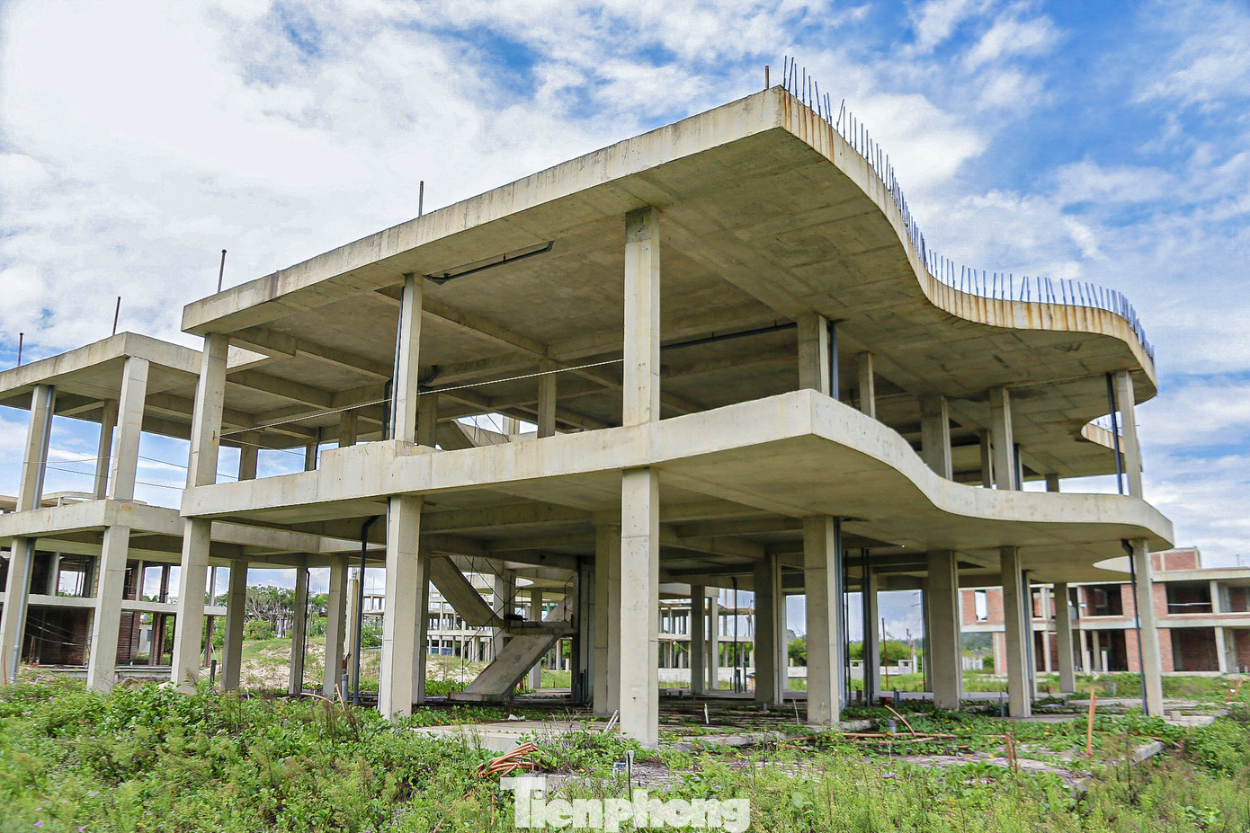 Mặc dù dự án nằm ở vị trí trung tâm đắc địa và được kỳ vọng sẽ là trung tâm giải trí sang trọng mới tại Đà Nẵng nhưng lại rơi vào cảnh hoang phế. Mặc dù dự án nằm ở vị trí trung tâm đắc địa và được kỳ vọng sẽ là trung tâm giải trí sang trọng mới tại Đà Nẵng nhưng lại rơi vào cảnh hoang phế.