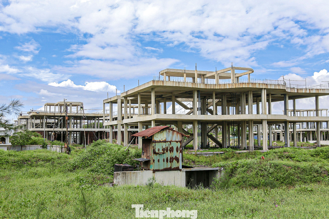 Theo ghi nhận của PV Tiền Phong, hiện dự án đang trong tình trạng bỏ hoang, cỏ cây mọc um tùm, nhiều hạng mục công trình xây xong phần thô rồi bỏ đó. Theo ghi nhận của PV Tiền Phong, hiện dự án đang trong tình trạng bỏ hoang, cỏ cây mọc um tùm, nhiều hạng mục công trình xây xong phần thô rồi bỏ đó.