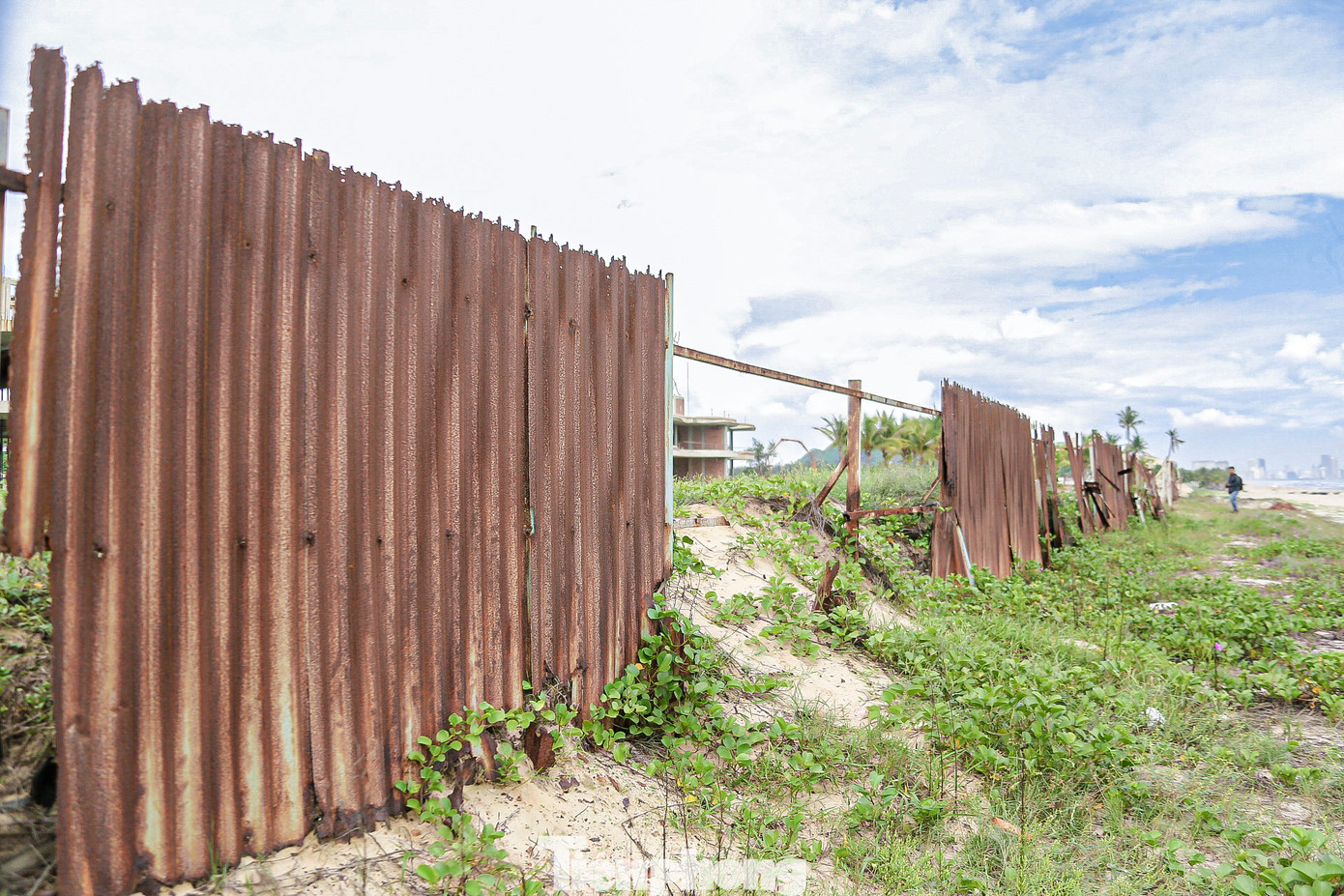 Xung quanh dự án được chủ đầu tư rào chắn, tuy nhiên hàng rào đã hoen gỉ, hư hỏng nặng. Xung quanh dự án được chủ đầu tư rào chắn, tuy nhiên hàng rào đã hoen gỉ, hư hỏng nặng.