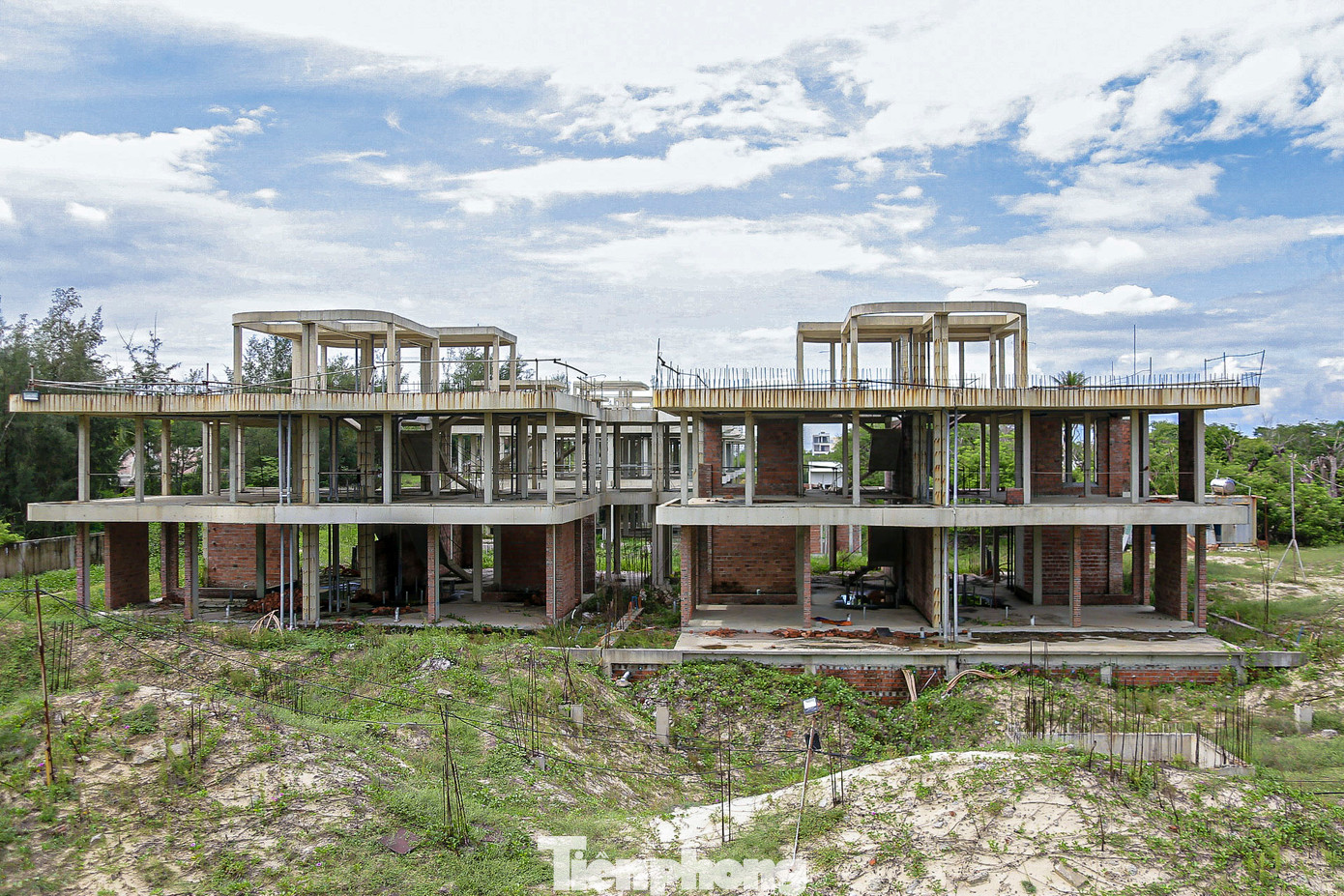 Mặc dù dự án nằm ở vị trí trung tâm đắc địa và được kỳ vọng sẽ là trung tâm giải trí sang trọng mới tại Đà Nẵng nhưng lại rơi vào cảnh hoang phế. Mặc dù dự án nằm ở vị trí trung tâm đắc địa và được kỳ vọng sẽ là trung tâm giải trí sang trọng mới tại Đà Nẵng nhưng lại rơi vào cảnh hoang phế.