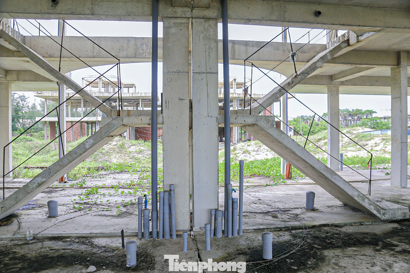 Bên trong các biệt thự xây dang dở đọng nhiều ao nước tù, gạch mọc rêu, trụ sắt hoen gỉ. Bên trong các biệt thự xây dang dở đọng nhiều ao nước tù, gạch mọc rêu, trụ sắt hoen gỉ.