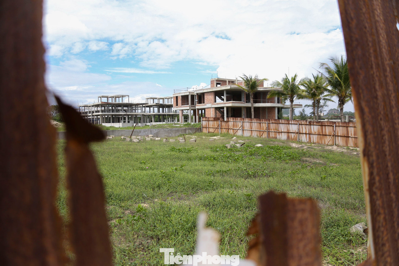 Mặc dù dự án nằm ở vị trí trung tâm đắc địa và được kỳ vọng sẽ là trung tâm giải trí sang trọng mới tại Đà Nẵng nhưng lại rơi vào cảnh hoang phế. Mặc dù dự án nằm ở vị trí trung tâm đắc địa và được kỳ vọng sẽ là trung tâm giải trí sang trọng mới tại Đà Nẵng nhưng lại rơi vào cảnh hoang phế.