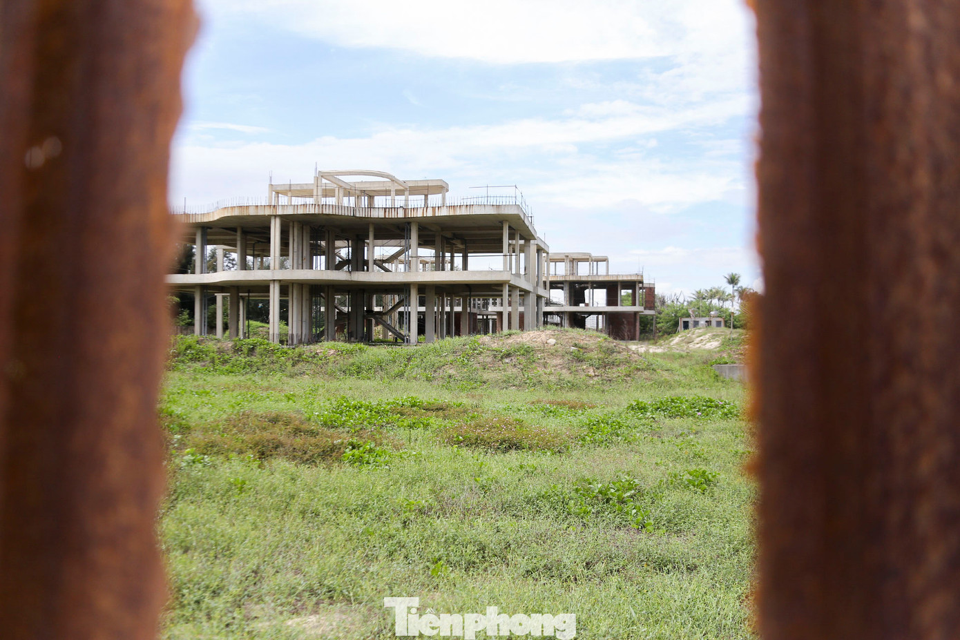 Xung quanh dự án được chủ đầu tư rào chắn, tuy nhiên hàng rào đã hoen gỉ, hư hỏng nặng. Xung quanh dự án được chủ đầu tư rào chắn, tuy nhiên hàng rào đã hoen gỉ, hư hỏng nặng.