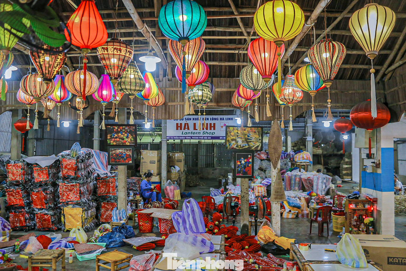 Nghề làm đèn lồng Hội An (Quảng Nam) đã tồn tại hàng trăm năm nay, tạo sinh kế cho nhiều người dân địa phương. Mỗi chiếc đèn lồng được làm ra không chỉ là một sản phẩm thủ công mà còn là một tác phẩm nghệ thuật chứa đựng tâm huyết và sự tỉ mỉ của người thợ nơi đây.