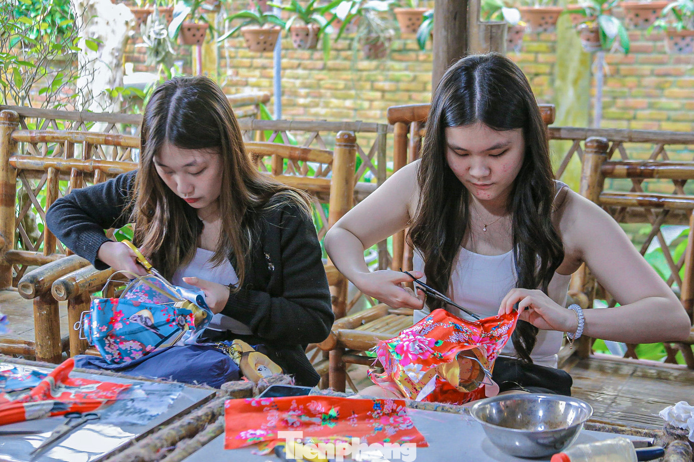 Khách du lịch cũng nô nức tìm đến làng nghề để chiêm ngưỡng, xem quy trình làm đèn lồng thủ công, tự tay làm những chiếc đèn ưng ý để trang trí, làm quà tặng cho người thân.