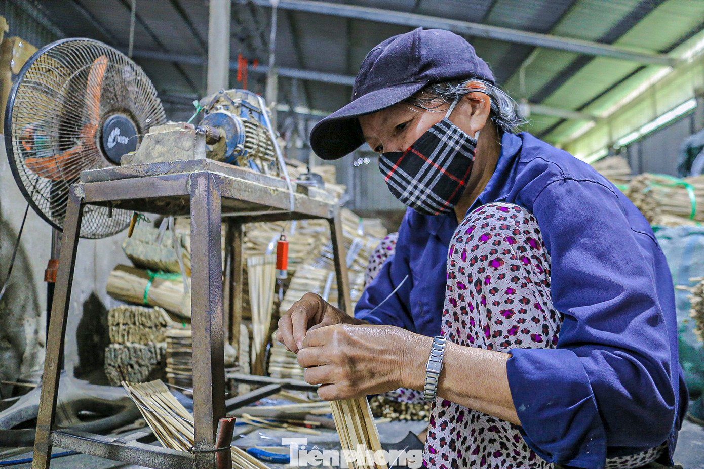 Mỗi người đều bận rộn với công việc của mình, từ chẻ tre, chuốt tre, xếp nan đèn lồng, người bôi keo, người dán đèn... làm liên tục để kịp giao cho khách.