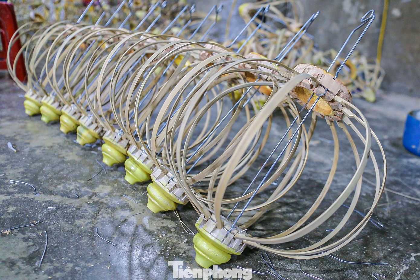 Những chiếc đèn lồng truyền thống được làm ra với đủ hình dáng, từ tròn, trụ, lục giác đến hình củ tỏi, trái tim…