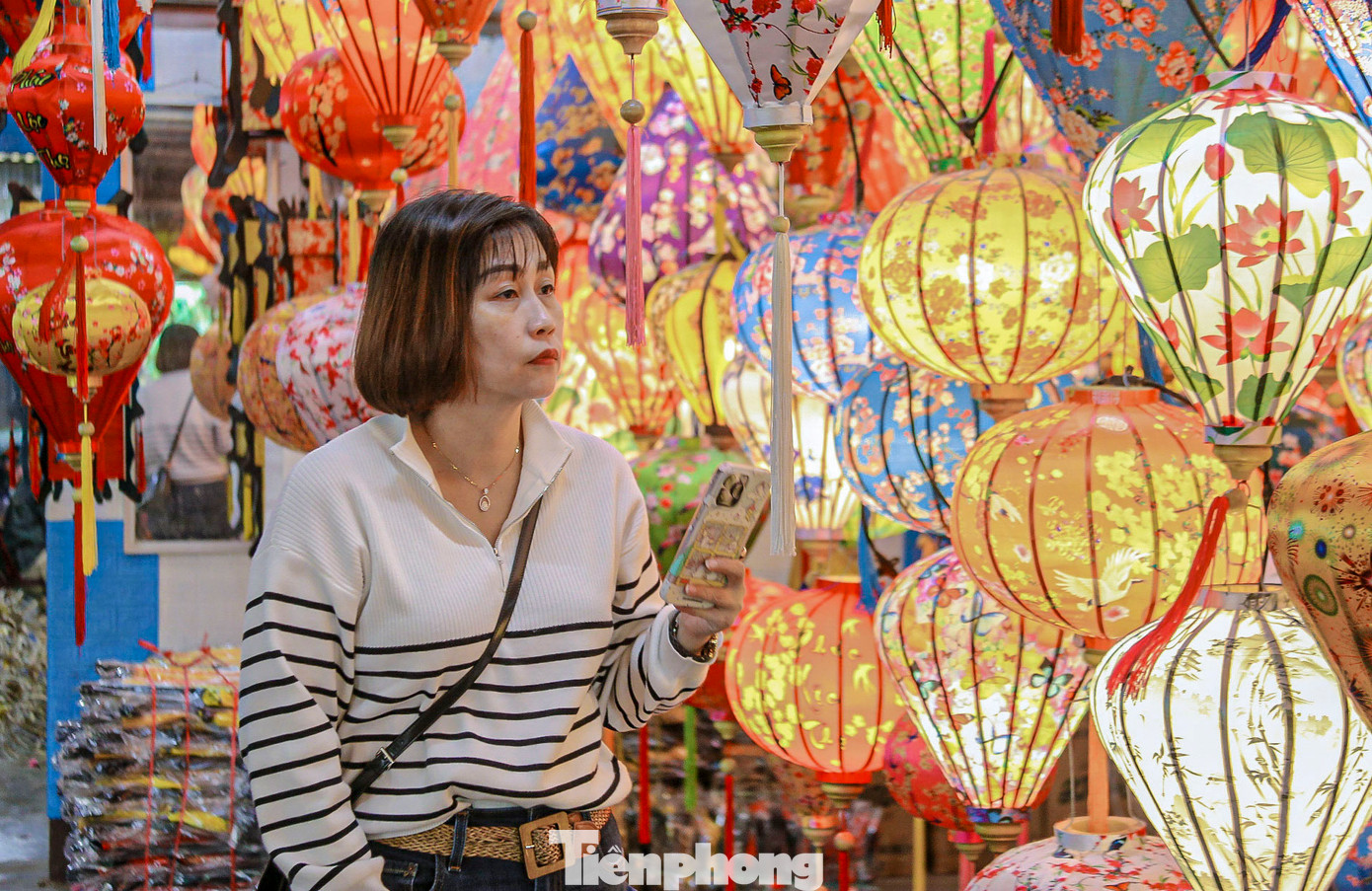 Nhiều khách hàng từ các tỉnh thành trong nước đã đến đặt mua từ rất sớm để trang trí trong dịp Tết Nguyên đán năm nay.