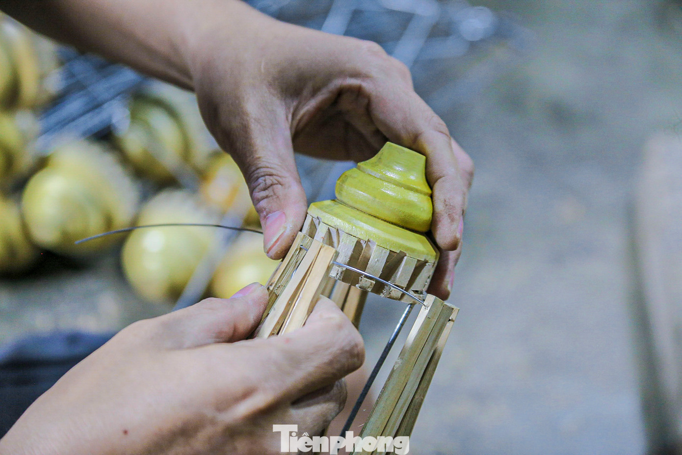 Những chiếc đèn lồng truyền thống được làm ra với đủ hình dáng, từ tròn, trụ, lục giác đến hình củ tỏi, trái tim…