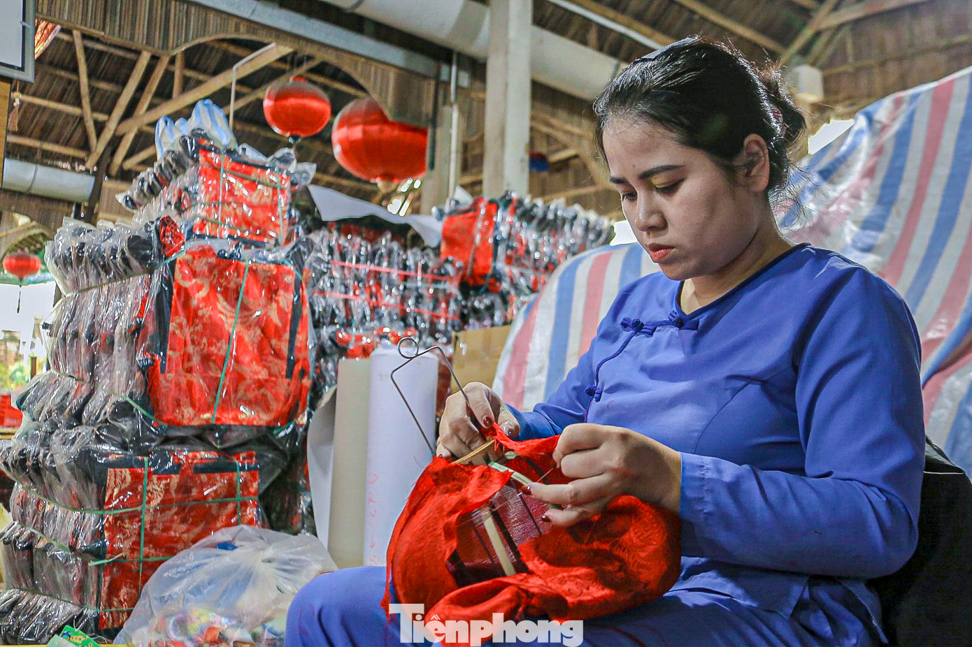 Chị Nguyễn Thị Thu Thủy, cơ sở đèn lồng Hà Linh, cho biết đây là thời điểm bận rộn nhất trong năm. "Gần Tết, lượng đơn hàng tăng cao nên chúng tôi phải làm việc liên tục để kịp giao cho khách. Mỗi ngày, cơ sở sản xuất hơn 200 chiếc đèn lồng để đáp ứng nhu cầu. Dù vất vả, nhưng đó cũng là niềm vui lớn khi được thấy sản phẩm của mình góp phần tạo nên không khí cho mùa xuân".