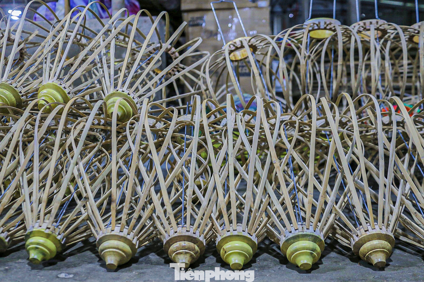 Những chiếc đèn lồng truyền thống được làm ra với đủ hình dáng, từ tròn, trụ, lục giác đến hình củ tỏi, trái tim…