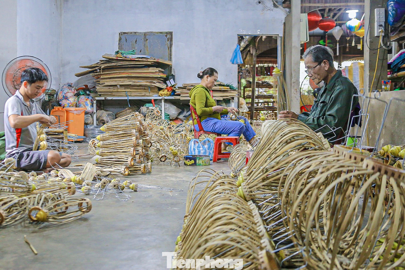 Ghi nhận của Tiền Phong, ngay từ giữa tháng 11 âm lịch, các cơ sở đèn lồng tại Hội An đã bắt đầu hối hả làm để kịp phục vụ thị trường Tết.
