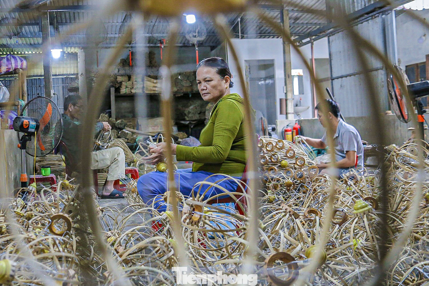 Mỗi người đều bận rộn với công việc của mình, từ chẻ tre, chuốt tre, xếp nan đèn lồng, người bôi keo, người dán đèn... làm liên tục để kịp giao cho khách.