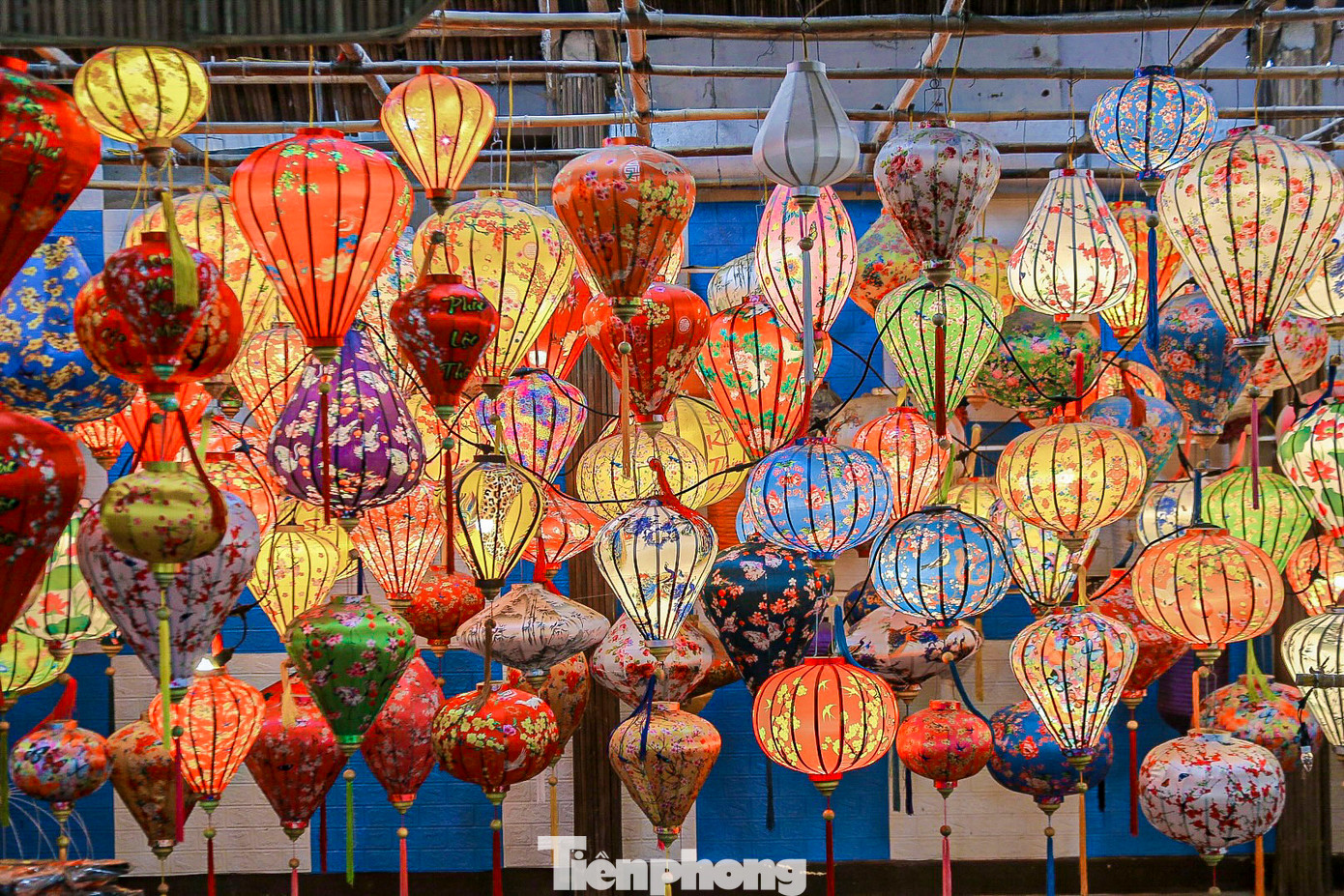 Vào dịp Tết, đèn lồng Hội An không chỉ là vật trang trí mà còn mang ý nghĩa cầu chúc bình an, may mắn và sung túc cho gia đình. Những chiếc đèn lồng rực rỡ lại càng tô điểm thêm cho vẻ đẹp cổ kính, duyên dáng của phố cổ Hội An, trở thành một nét văn hóa đặc sắc, không thể thiếu trong những ngày Tết cổ truyền của dân tộc.