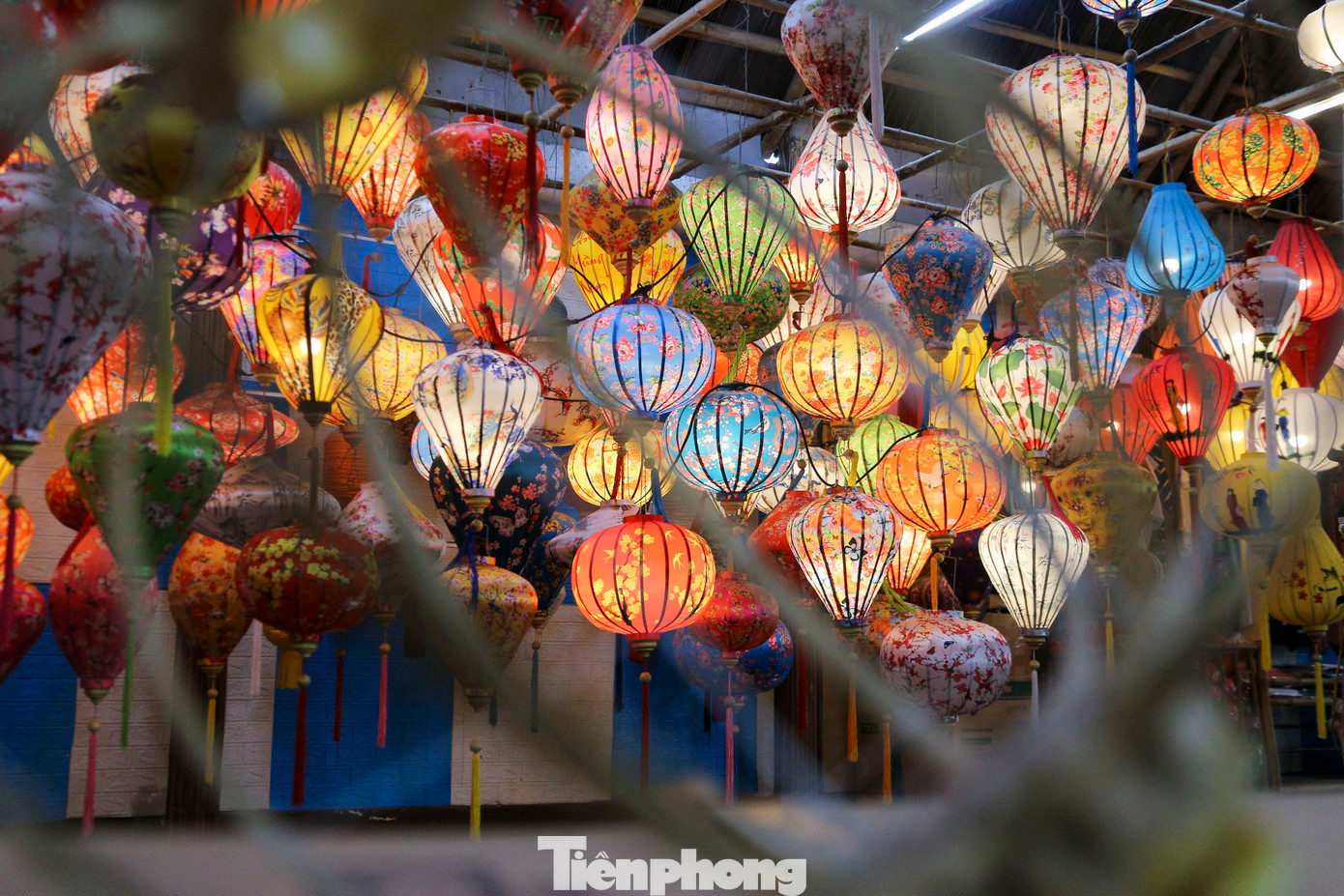 Vào dịp Tết, đèn lồng Hội An không chỉ là vật trang trí mà còn mang ý nghĩa cầu chúc bình an, may mắn và sung túc cho gia đình. Những chiếc đèn lồng rực rỡ lại càng tô điểm thêm cho vẻ đẹp cổ kính, duyên dáng của phố cổ Hội An, trở thành một nét văn hóa đặc sắc, không thể thiếu trong những ngày Tết cổ truyền của dân tộc.