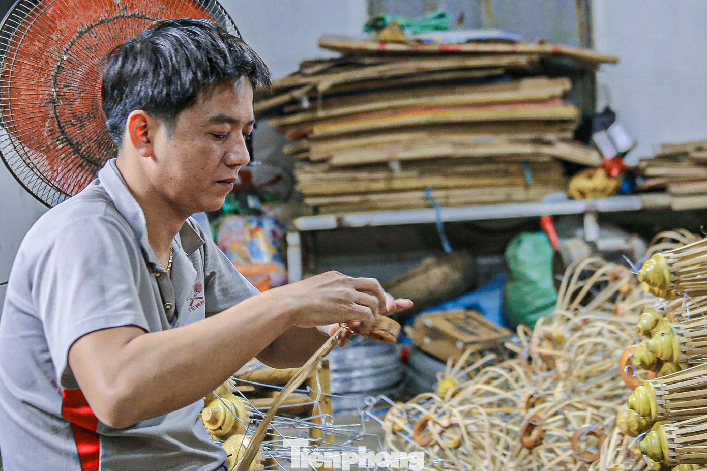 Mỗi người đều bận rộn với công việc của mình, từ chẻ tre, chuốt tre, xếp nan đèn lồng, người bôi keo, người dán đèn... làm liên tục để kịp giao cho khách.