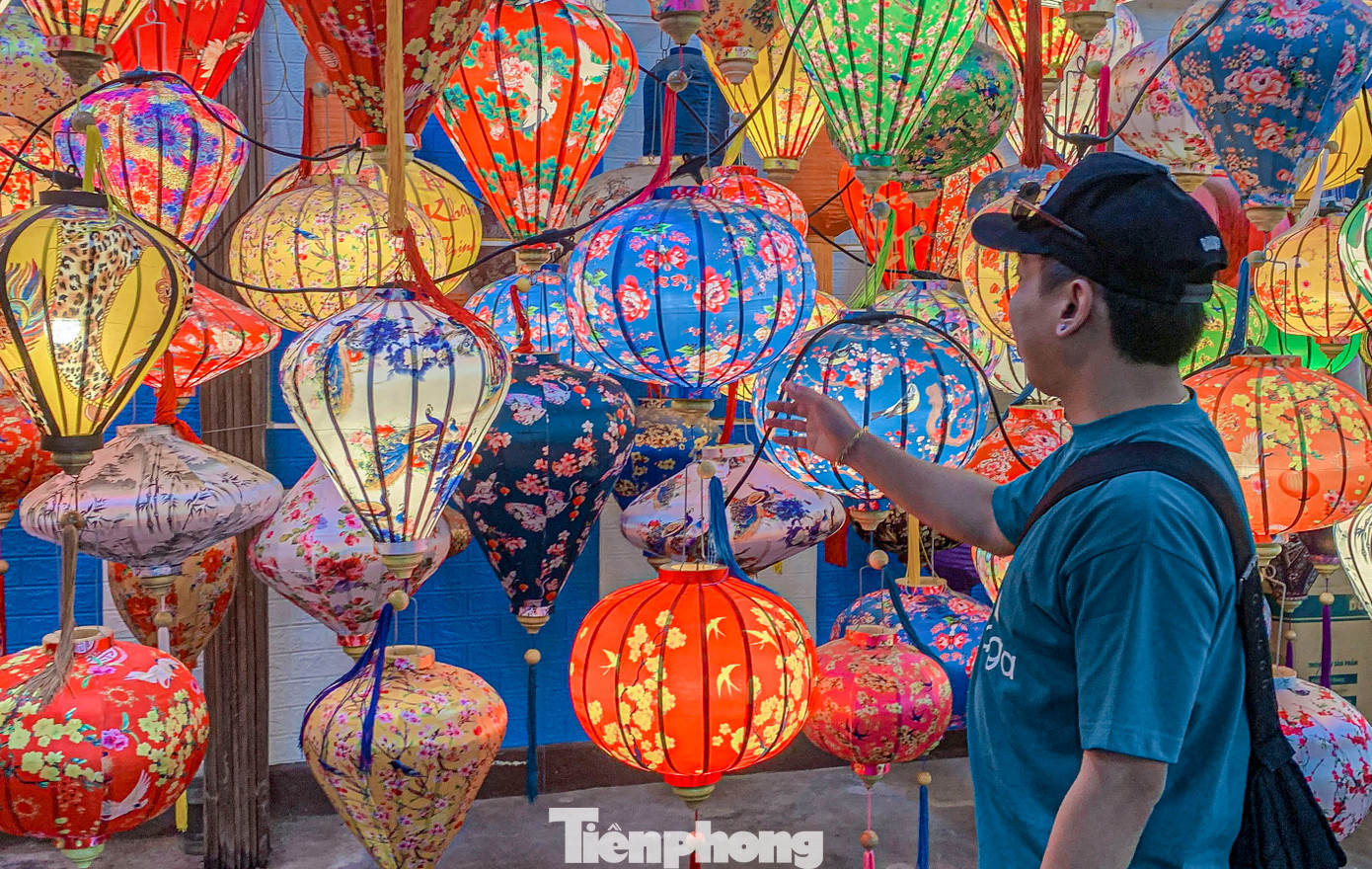 Nhiều khách hàng từ các tỉnh thành trong nước đã đến đặt mua từ rất sớm để trang trí trong dịp Tết Nguyên đán năm nay.