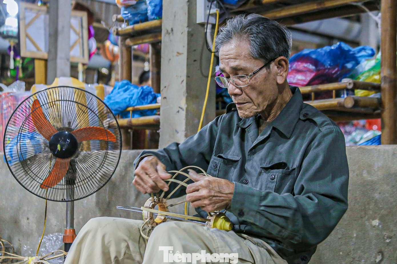 Mỗi người đều bận rộn với công việc của mình, từ chẻ tre, chuốt tre, xếp nan đèn lồng, người bôi keo, người dán đèn... làm liên tục để kịp giao cho khách.