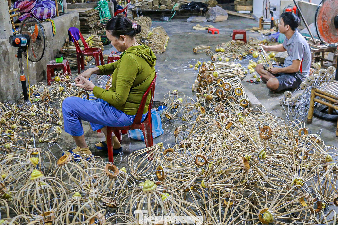 Ghi nhận của Tiền Phong, ngay từ giữa tháng 11 âm lịch, các cơ sở đèn lồng tại Hội An đã bắt đầu hối hả làm để kịp phục vụ thị trường Tết.