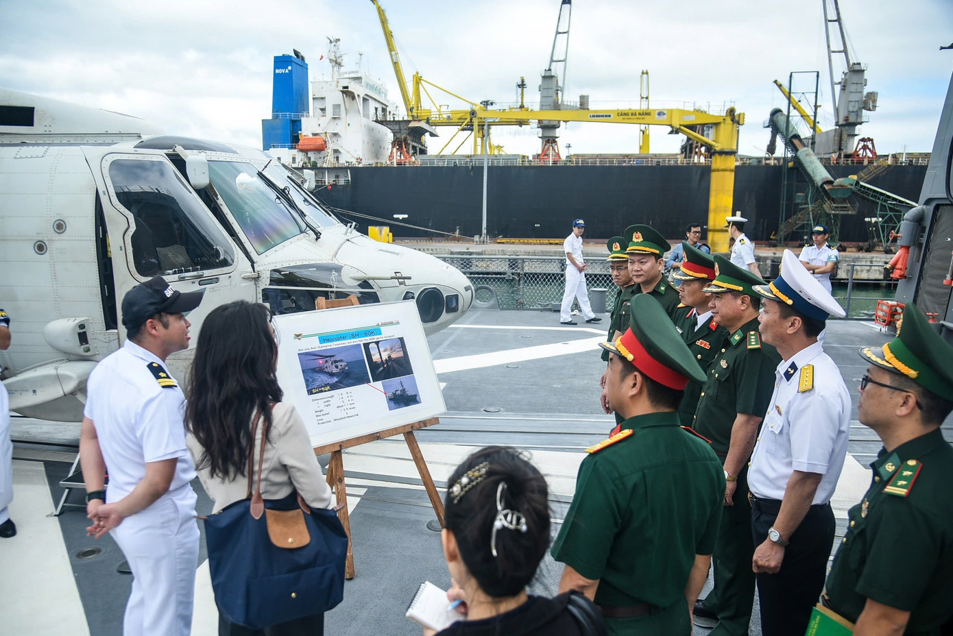 Các đại biểu tham quan và nghe giới thiệu về tàu huấn luyện Suzunami. Các đại biểu tham quan và nghe giới thiệu về tàu huấn luyện Suzunami.