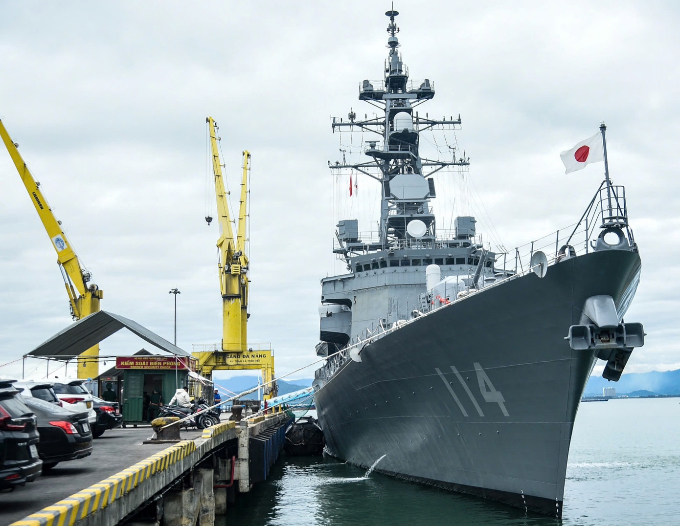 Sáng 31/3, tàu huấn luyện Suzunami của Lực lượng Phòng vệ trên biển Nhật Bản với 230 thủy thủ trên tàu, dưới sự chỉ huy của Đại tá Mizuno Tatsuhito, Chỉ huy trưởng Biên đội tàu huấn luyện số 12, đã cập cảng Tiên Sa, TP. Đà Nẵng. Sáng 31/3, tàu huấn luyện Suzunami của Lực lượng Phòng vệ trên biển Nhật Bản với 230 thủy thủ trên tàu, dưới sự chỉ huy của Đại tá Mizuno Tatsuhito, Chỉ huy trưởng Biên đội tàu huấn luyện số 12, đã cập cảng Tiên Sa, TP. Đà Nẵng.