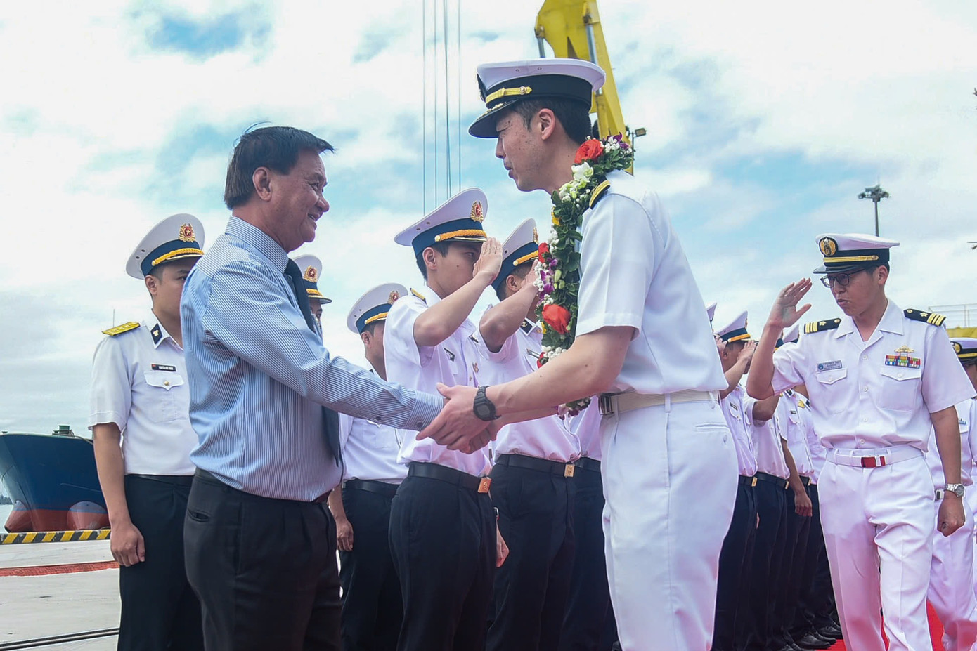 Trong khuôn khổ chuyến thăm, nhóm chỉ huy tàu Suzunami sẽ đến chào xã giao lãnh đạo Ủy ban Nhân dân thành phố Đà Nẵng, Bộ Tư lệnh Vùng 3 Hải quân Việt Nam. Trong khuôn khổ chuyến thăm, nhóm chỉ huy tàu Suzunami sẽ đến chào xã giao lãnh đạo Ủy ban Nhân dân thành phố Đà Nẵng, Bộ Tư lệnh Vùng 3 Hải quân Việt Nam.