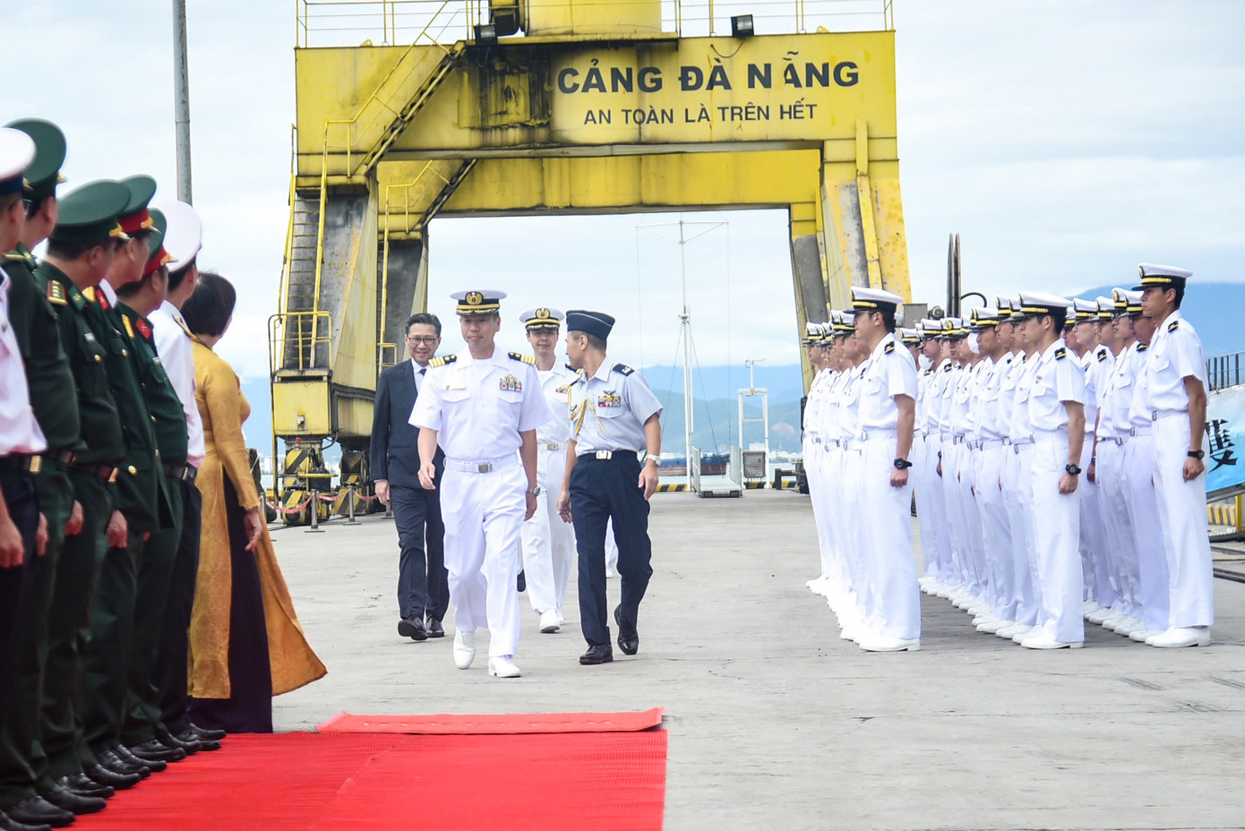 Chuyến thăm hữu nghị Việt Nam từ ngày 31/3 đến ngày 3/4 nhằm củng cố mối quan hệ hợp tác quốc phòng song phương và góp phần duy trì hòa bình, ổn định khu vực. Chuyến thăm hữu nghị Việt Nam từ ngày 31/3 đến ngày 3/4 nhằm củng cố mối quan hệ hợp tác quốc phòng song phương và góp phần duy trì hòa bình, ổn định khu vực.
