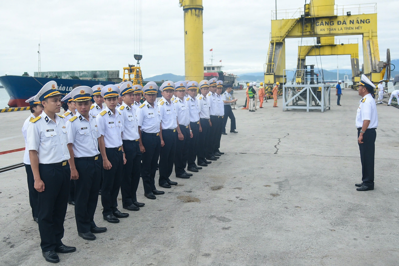 Bên cạnh đó, đoàn sẽ tham gia các hoạt động giao lưu với cán bộ, chiến sĩ Vùng 3 Hải quân, huấn luyện chung, thực hiện một số hoạt động dịch vụ hàng hải cũng như tham quan các di tích lịch sử, văn hóa tại thành phố Đà Nẵng. Bên cạnh đó, đoàn sẽ tham gia các hoạt động giao lưu với cán bộ, chiến sĩ Vùng 3 Hải quân, huấn luyện chung, thực hiện một số hoạt động dịch vụ hàng hải cũng như tham quan các di tích lịch sử, văn hóa tại thành phố Đà Nẵng.