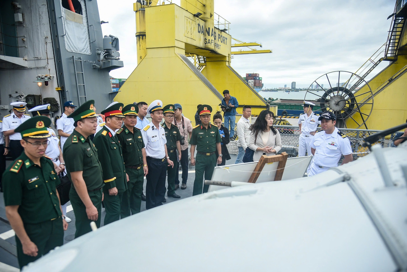 Các đại biểu tham quan và nghe giới thiệu về tàu huấn luyện Suzunami. Các đại biểu tham quan và nghe giới thiệu về tàu huấn luyện Suzunami.