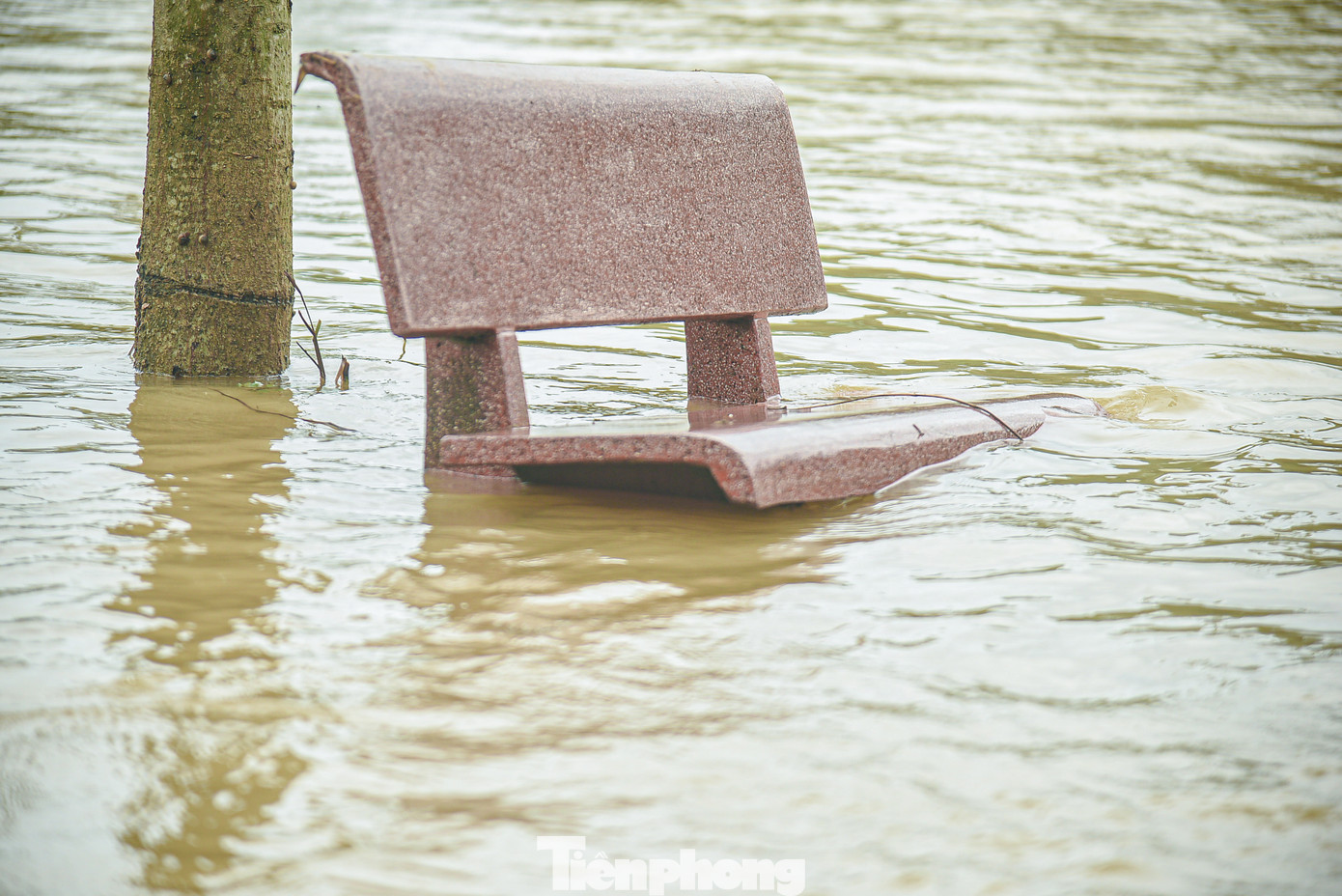 Nhiều khu vực nước vẫn còn ngập sâu.